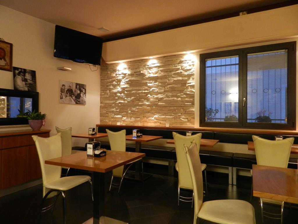 Locanda Trattoria Caffe Cavour 티따델라 외부 사진