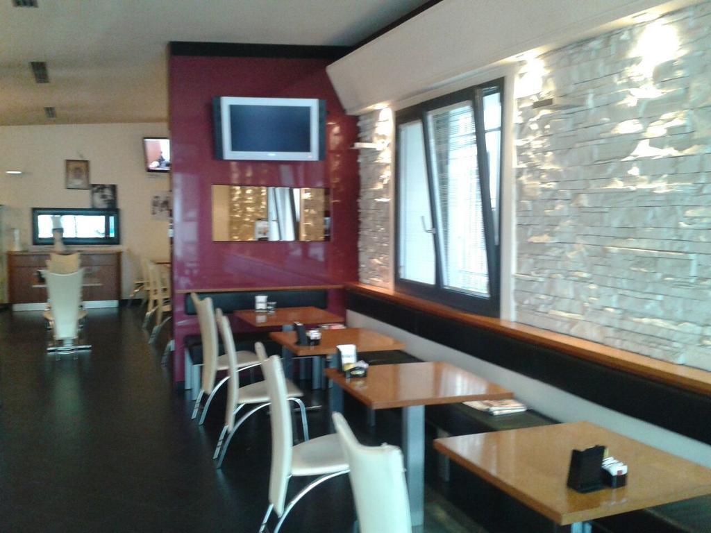 Locanda Trattoria Caffe Cavour 티따델라 외부 사진